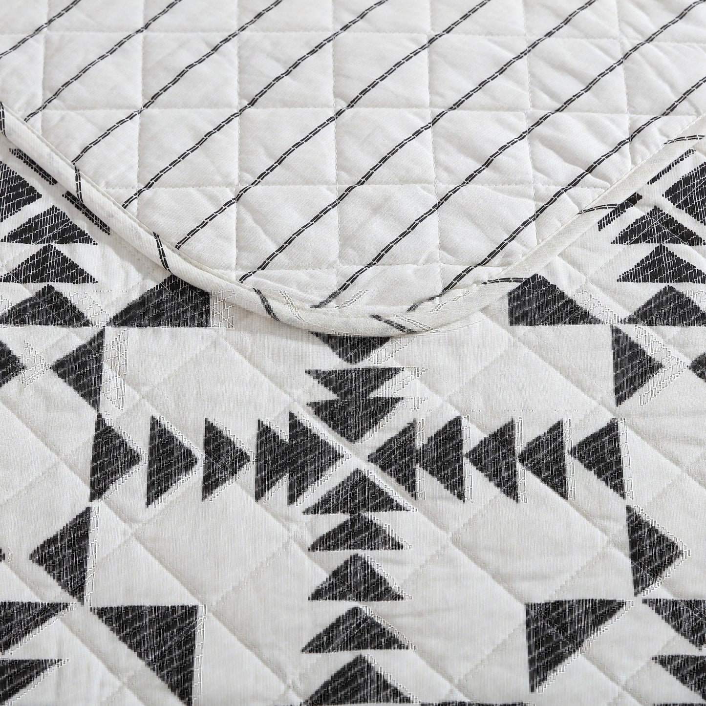 Eddie Bauer - King Quilt Set, Reversible Cotton Bedding with Matching Shams, Luxurious Bedding Set (Arrowhead Charcoal, King)