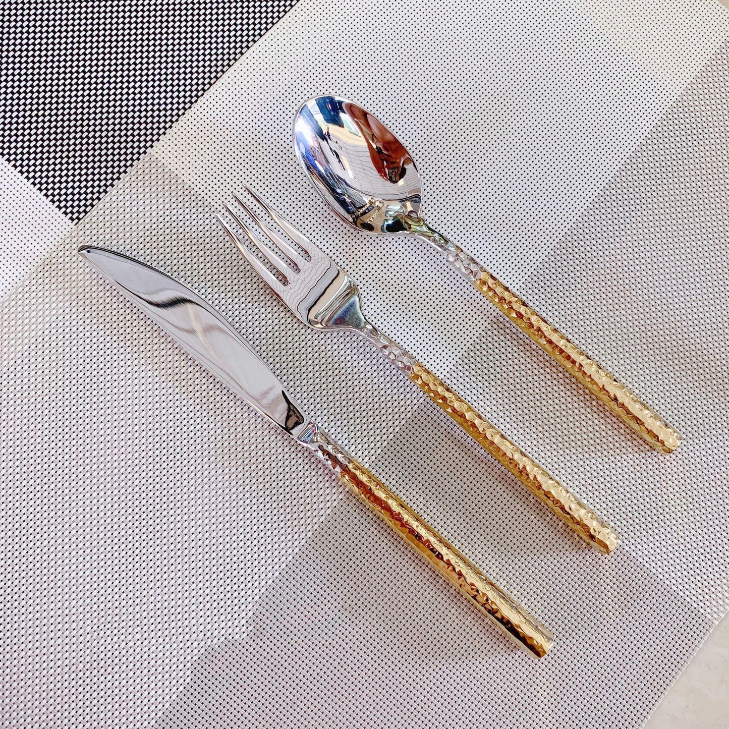 20 PCS Hammered Handle Gold Silverware Set for 4 Gold Utensils Set 18/8 Stainless Steel Flatware Curlery Set Mirror Effect Dishwasher Safe Wedding Banquet Formal Occasions ZILNEHZ