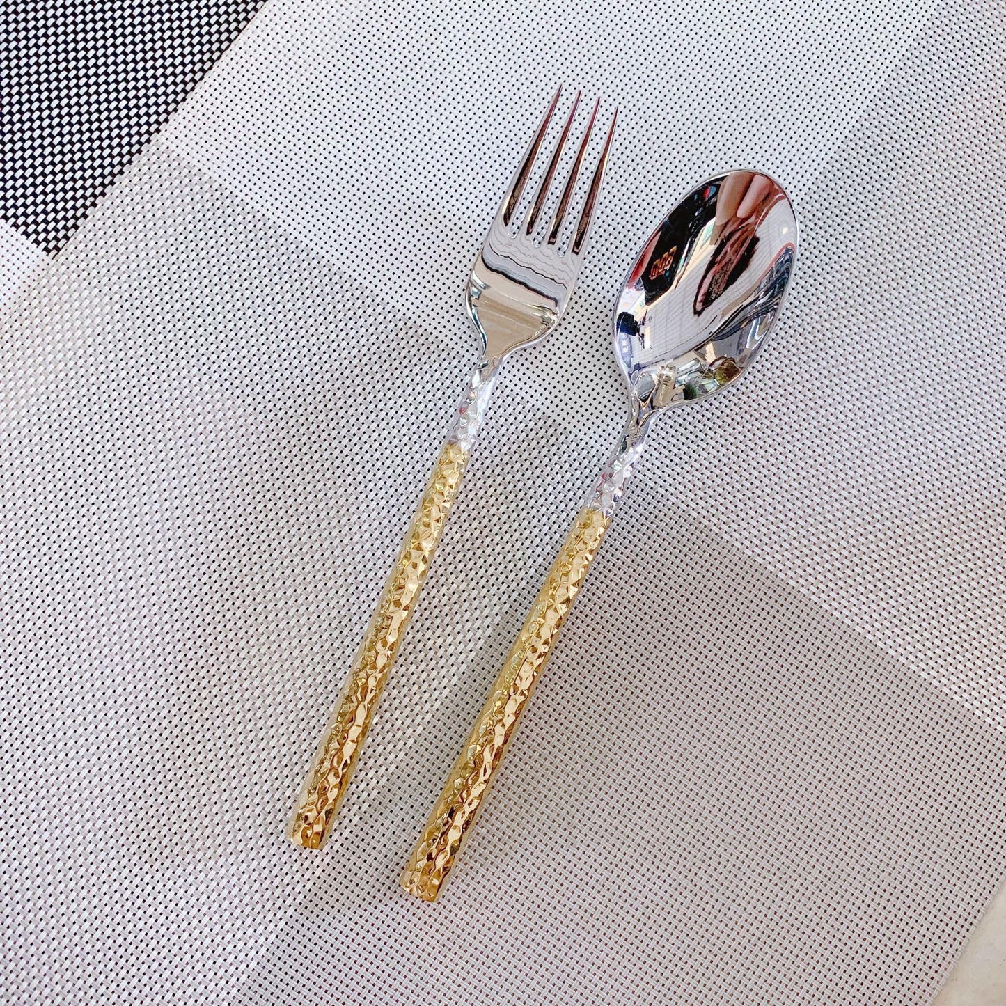 20 PCS Hammered Handle Gold Silverware Set for 4 Gold Utensils Set 18/8 Stainless Steel Flatware Curlery Set Mirror Effect Dishwasher Safe Wedding Banquet Formal Occasions ZILNEHZ