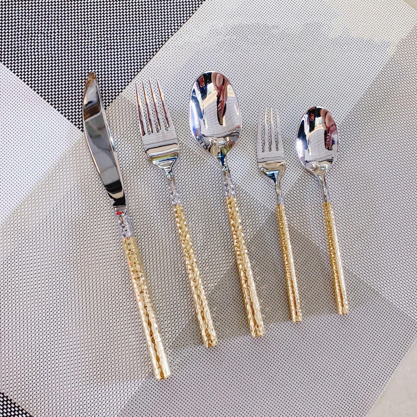 20 PCS Hammered Handle Gold Silverware Set for 4 Gold Utensils Set 18/8 Stainless Steel Flatware Curlery Set Mirror Effect Dishwasher Safe Wedding Banquet Formal Occasions ZILNEHZ