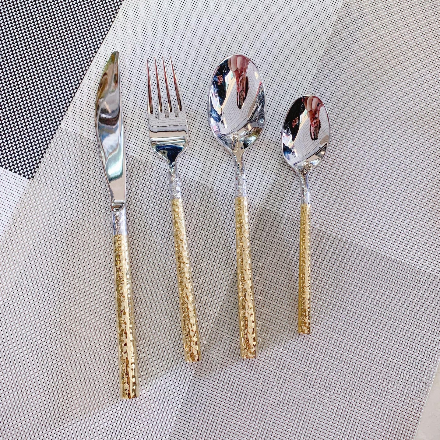 20 PCS Hammered Handle Gold Silverware Set for 4 Gold Utensils Set 18/8 Stainless Steel Flatware Curlery Set Mirror Effect Dishwasher Safe Wedding Banquet Formal Occasions ZILNEHZ