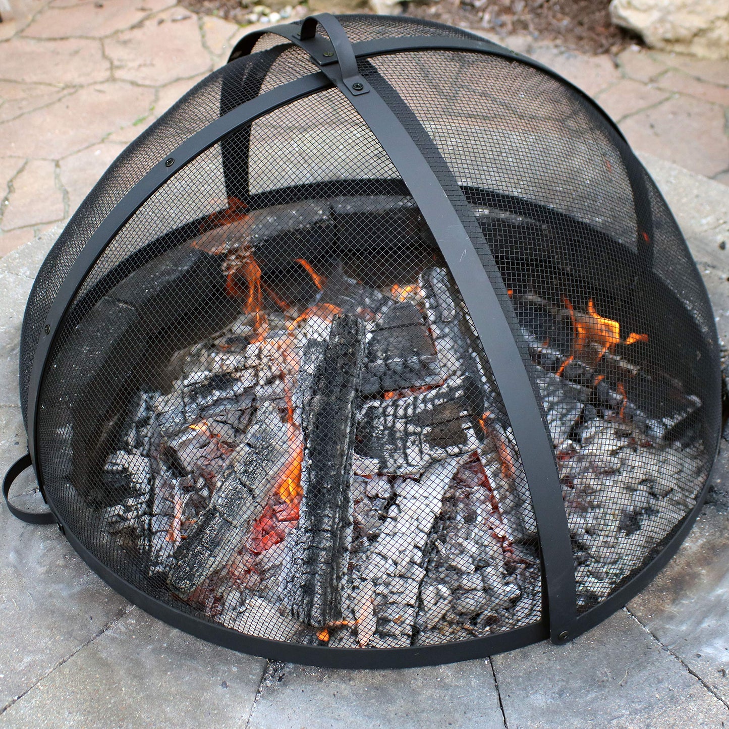 Sunnydaze Round Fire Pit Spark Screen Cover - Easy-Opening Outdoor Fire Pit Screen - Heavy‑Duty Steel Metal Mesh - 24" Diameter